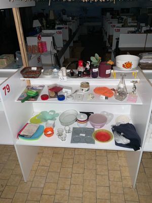 un plan de travail de cuisine sur lequel se trouvent de nombreux aliments