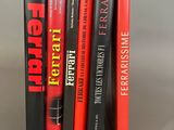 plusieurs livres sont empilés sur une table