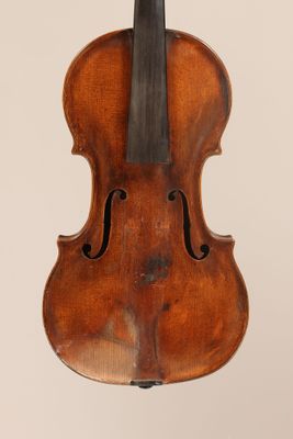 un vieux violon avec un archet accroché à son dos