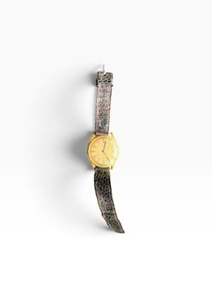 une image représentant une montre accrochée à un mur, sur un fond blanc