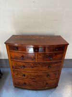Haute commode galbée en placage d'acajou ouvrant par huit ti… (photo 2)