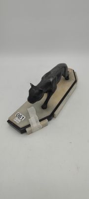 figurine représentant un chat sur un traîneau posé sur une surface blanche