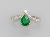une bague sertie d'une émeraude en forme de poire et de diamants