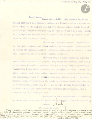un vieux document sur lequel figure une lettre manuscrite