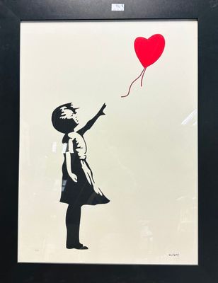 une photo en noir et blanc d'une petite fille tenant un ballon rouge