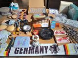 une table sur laquelle il y a plein de choses