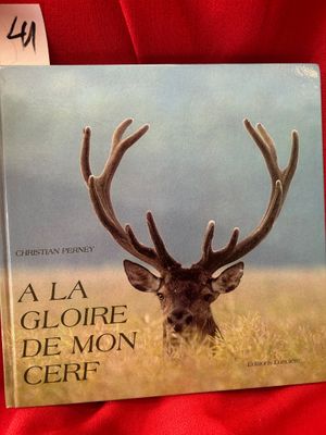 une photo d'un livre sur lequel figure l'image d'un cerf