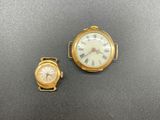 deux montres posées l'une à côté de l'autre sur une table