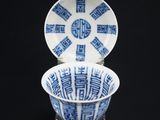 Bol et soucoupe en porcelaine chinoise bleue et blanche, sur un socle