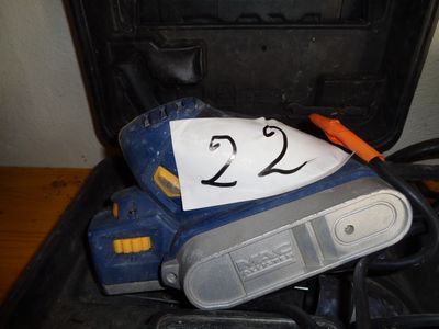 une voiture bleue et blanche portant le numéro 22