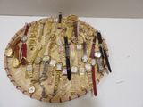 de nombreux modèles de montres exposés sur un plateau