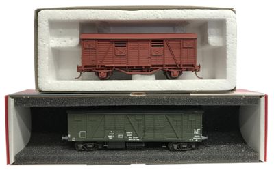 une boîte contenant un petit train, posée sur une table