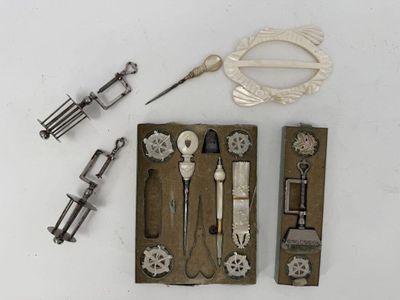 un grand nombre d'outils posés sur la table