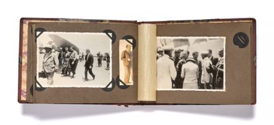 une vieille photo montrant un groupe de personnes dans un livre ouvert