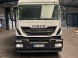 un camion blanc garé à l'intérieur d'un bâtiment