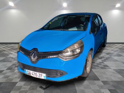 la voiture bleue est garée dans le garage sur le sol en damier