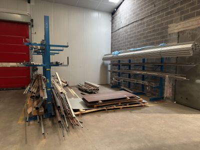 une pièce où se trouvent de nombreux objets en bois et en métal posés par terre