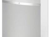 une chaîne hi-fi Bose blanche posée sur une table blanche