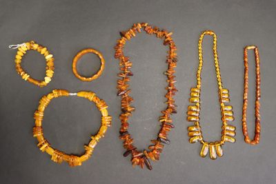 Plusieurs bijoux sont disposés sur une table