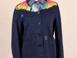 La veste est bleue et présente un motif tie-dye multicolore.