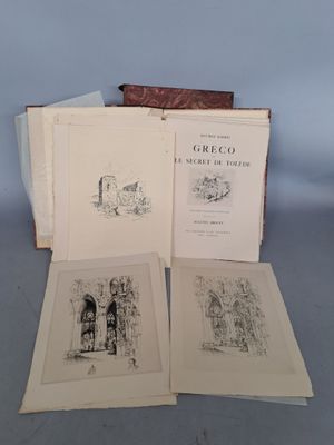 plusieurs livres sont empilés sur une table