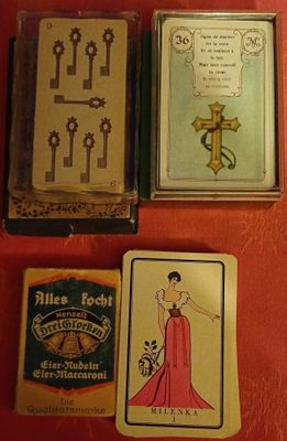 quatre types différents de cartes à jouer sur un fond rouge