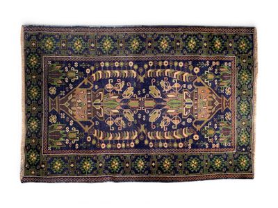 un tapis bleu orné d'éléphants et d'oiseaux