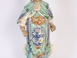 figurine chinoise représentant une femme tenant un enfant dans ses bras, posée sur un socle