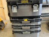 une pile d'outils posée par terre dans le garage