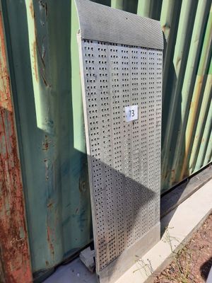 une porte métallique sur laquelle est collé un autocollant sur le côté