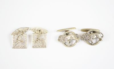 deux paires de bracelets manchette en argent et une paire de bracelets manchette en argent