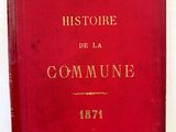 un livre rouge posé sur une table blanche