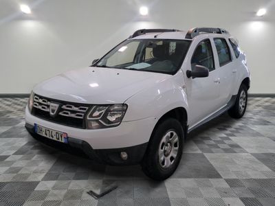 une photo d'une dacia blanche garée sur un sol en damier
