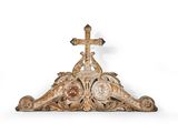 une croix posée sur une étagère en bois