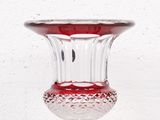 un vase en verre posé sur une table