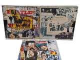 Trois albums des Beatles sont empilés les uns sur les autres sur un fond blanc