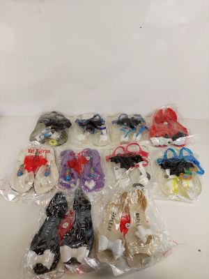 beaucoup de jouets en plastique posés sur une table