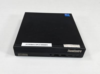 un gros plan d'un disque dur posé sur une surface blanche