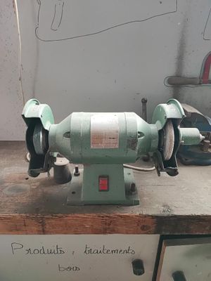 une machine posée sur une table