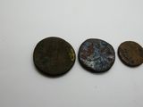 trois types de pièces différents posés sur une surface blanche