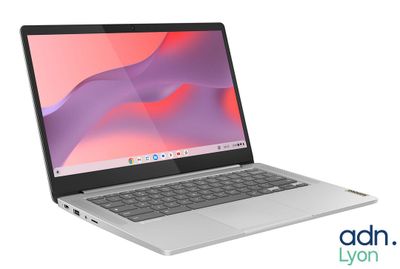 un ordinateur portable surmonté d'un clavier et d'une souris