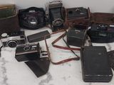 un tas de vieux appareils photo posés sur une table