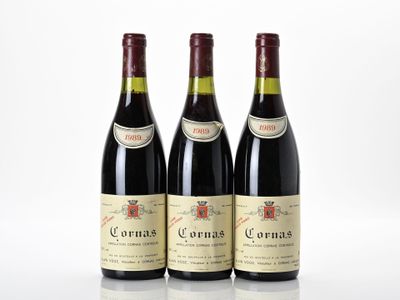 trois bouteilles de vin rouge posées sur une table blanche