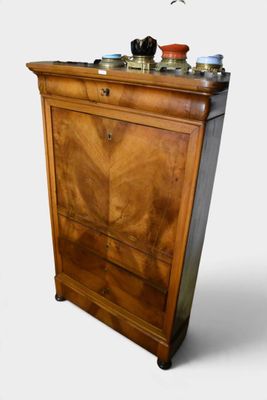 une armoire en bois sur laquelle sont posés des bocaux