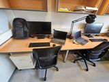 un bureau sur lequel sont posés deux ordinateurs et un ordinateur portable