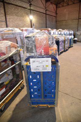 beaucoup de cartons qui sont entreposés dans un entrepôt