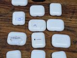 beaucoup d'AirPods d'Apple posés sur une table