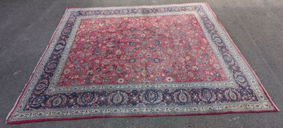 tapis posé au sol devant un immeuble