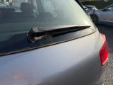 une voiture garée sur le côté de la route
