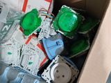 une boîte en carton remplie d'appareils électroniques posée par terre